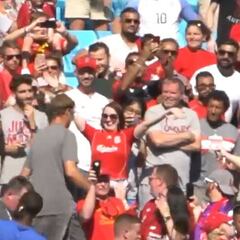 Aficionada le pide abrazo a Jürgen Klopp