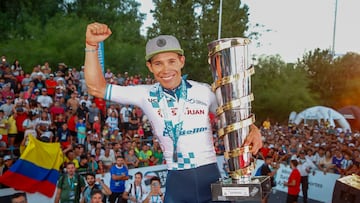 Superman López, con el trofeo de campeón de la Vuelta a San Juan.