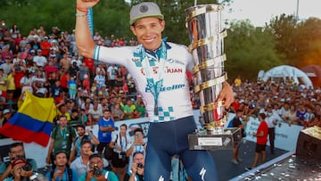 Superman López, con el trofeo de campeón de la Vuelta a San Juan.