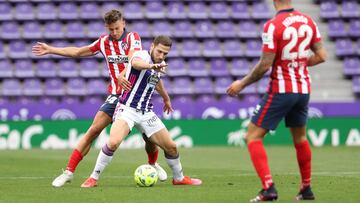 VALLADOLID, SPAIN - MAY 22: Shon Weissman of Real Valladolid shields the ball from Marcos Llorente of Atletico de Madrid during the La Liga Santander match between Real Valladolid CF and Atletico de Madrid at Estadio Municipal Jose Zorrilla on May 22, 202