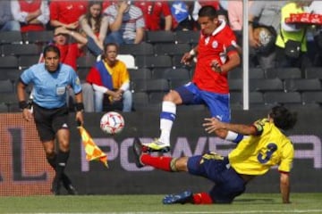 Futbol, Chile vs Colombia. 
Eliminatorias a Brasil 2014. 
El jugador de Chile Mauricio Isla, izquierda, disputa el balon contra Mario Yepes de Colombia durante el partido jugado por las eliminatorias a Brasil 2014 jugado en el estadio Monumental.
Santiago, Chile. 