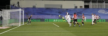 2-1. Karim Benzema marc¨® el segundo gol.