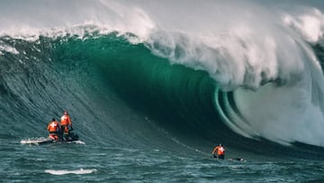 La ola de Mavericks, una de las m&aacute;s grandes y peligrosas del mundo, rompiendo ante la atenta mirada de los jet ski -servicios de emergencia- que est&aacute;n preparados para rescatar a los surfistas. 