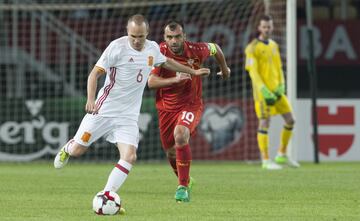 Iniesta y Pandev.
