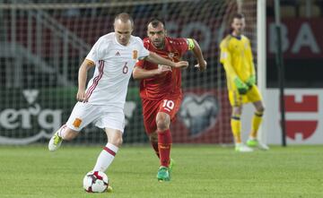 Iniesta y Pandev. 