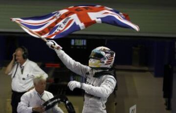 El piloto británico de Mercedes-AMG Lewis Hamilton gana el GP de Abu Dhabi en el circuito de Yas Marina y se proclama por segunda vez  campeón del mundo de Fórmula Uno.