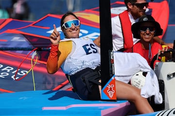 Spain's Pilar Lamadrid Trueba celebrates after winning Race 2 of the women�s IQFoil windsurfing event during the Paris 2024 Olympic Games sailing competition at the Roucas-Blanc Marina in Marseille on July 29, 2024. (Photo by Clement MAHOUDEAU / AFP)