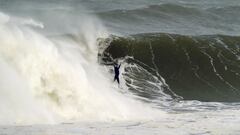 El surfista vasco Natxo Gonzalez surfea una ola en forma de tubo y de 4-5 metros de altura en Mundaka (Vizcaya, Pa&iacute;s Vasco), levantando los brazos en se&ntilde;al de victoria, durante el paso de la borrasca Bella por Espa&ntilde;a, el 30 de diciemb