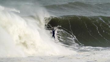 Natxo Gonzalez surfea las olas de la borrasca Bella en Mundaka