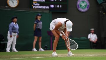 Iga Swiatek reacciona en el tercer set de su partido contra Yulia Putintseva en Wimbledon.