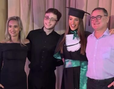 Esposa de Eduardo Vargas se titula de médico en Brasil y adelantan el próximo paso en su carrera