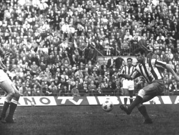 El mítico jugador rojiblanco debutó con 19 años y 349 días el 13 de septiembre de 1959 ante Las Palmas. El Atlético ganó 0-3.