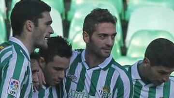 <b>LA ESTRELLA. </b>Arzu, Jorge Molina y Salva Sevilla felicitan a Rubén Castro después de que el canario hiciese el primer gol de penalti.