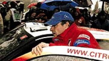 <b>TAMBIÉN EN LA ASISTENCIA.</B> Sainz tuvo que empujar el coche.