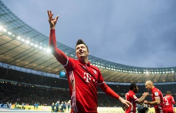 Robert Lewandowski celebrates his late equaliser