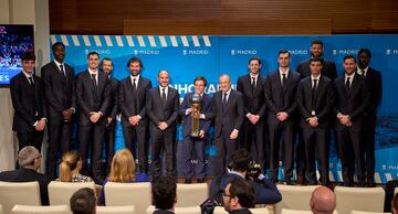 El equipo del Real Madrid posa con el alcalde José Luis Martínez-Almeida en el Ayuntamiento de Madrid. 