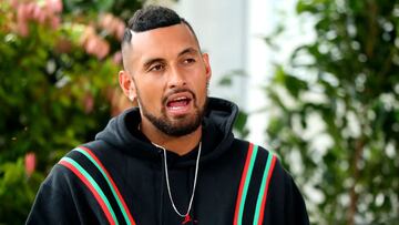 El tenista australiano Nick Kyrgios habla con los medios durante una entrevista en Sidney.
