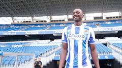 GRAFCAV9177. SAN SEBASTIÁN, 01/09/2022.- El delantero nigeriano Sadiq Umar durante su presentación este jueves en San Sebastián como nuevo jugador de la Real Sociedad tras el acuerdo para su traspaso alcanzado anoche entre su club de origen, el Almería. EFE/ Javier Etxezarreta
