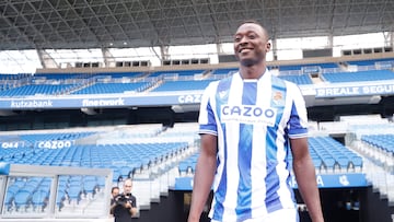 GRAFCAV9177. SAN SEBASTIÁN, 01/09/2022.- El delantero nigeriano Sadiq Umar durante su presentación este jueves en San Sebastián como nuevo jugador de la Real Sociedad tras el acuerdo para su traspaso alcanzado anoche entre su club de origen, el Almería. EFE/ Javier Etxezarreta
