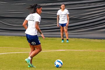 La Selección Femenina de Chile prepara su debut en Copa América ante Paraguay. La Roja realizó su práctica en la Sede Deportiva de América de Cali.