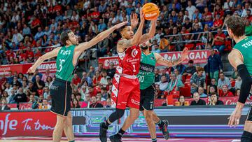 El jugador del Casademont Zaragoza A.J. Slaughter, y el jugador del Joventut de Badalona G. Vives (i), durante el partido de la tercera jornada de Liga Endesa que disputan este domingo en el Pabellón Príncipe Felipe de Zaragoza.