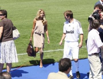 Van Der Vaart  junto a su familia durante su presentación como jugador del Real Madrid en 2008