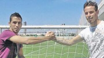 <b>COMO HERMANOS. </b>Isidoro y Fernando Vega unen sus fuerzas para parar el ataque de Messi. Ambos saben cómo detener al crack argentino.