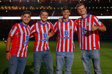 MADRID, 21/08/2024.- Los nuevos jugadores del Atlético de Madrid (i-d) Julián Álvarez, Conor Gallagher, Robin Le Normand y Alexander Sorloth, durante la noche de bienvenida a los nuevos jugadores del Atlético de Madrid y del Atlético de Madrid Femenino celebrada la noche de este miércoles en el Cívitas Metropolitano, en Madrid. EFE/Atlético de Madrid