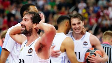 KAUNAS (LITUANIA), 21/05/2023.- Llull (i) del Real Madrid celebra tras la victoria ante el Olympiacos, durante la final de la EuroLiga que se disputa entre Olympiacos y Real Madrid este domingo en el Zalgiris Arena, en Kaunas, Lituania. EFE/ Enric Fontcuberta.