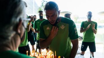 Joaquín sopla las velas de la tarta.