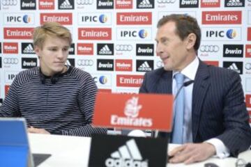 Martin Odegaard, nuevo centrocampista del Real Madrid,  durante  su presentación oficial hoy como jugador blanco