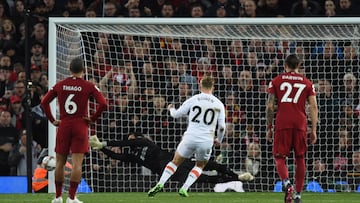 Liverpool (United Kingdom), 19/10/2022.- Liverpool goalkeeper Alisson (rear) saves the penalty kick from West Ham's Jarrod Bowen (C) during the English Premier League soccer match between Liverpool FC and West Ham United in Liverpool, Britain, 19 October 2022. (Reino Unido) EFE/EPA/Peter Powell EDITORIAL USE ONLY. No use with unauthorized audio, video, data, fixture lists, club/league logos or 'live' services. Online in-match use limited to 120 images, no video emulation. No use in betting, games or single club/league/player publications