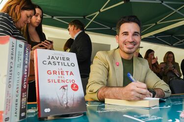 El escritor Javier Castillo firma uno sus ejemplares.