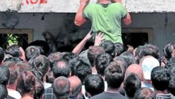 <b>MALABARISMOS POR LOS TICKETS</b> Los macedonios que se agolparon en las taquillas del estadio tuvieron que hacer de malabaristas después de lograr sus entradas. Había tanta gente que no se podía ir contra el sentido de las colas.