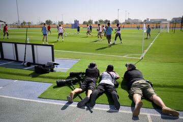 Un grupo de fotógrafos se acomoda cuerpo a tierra para desarrollar su trabajo mientras cubren la sesión de trabajo de la selección suiza en las instalaciones de entrenamiento de la Universidad de Ciencia y Tecnología, en Doha (Qatar). Suiza jugará la fase previa del Mundial que arranca este domingo en el grupo G.