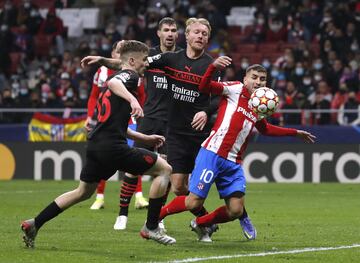 Ángel Correa con Simon Kjaer y Alexis Saelemaekers.