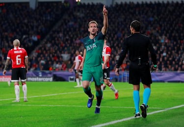 Era la cenicienta del grupo de la muerte de esta fase de grupos, pero tampoco pudieron ganar a un PSV que en casa siempre se muestra muy sólido. Llegaron a ponerse por delante en el marcador en el minuto 54, después de que Lucas Moura y Kane remontasen el gol de Hirving Lozano. Sin embargo, otra vez se les volvió a escapar la victoria en los minutos finales y Luuk de Jong empató a tres minutos del final.