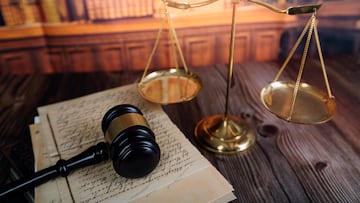 justice and law concept.Male judge in a courtroom on wooden table and Counselor or Male lawyer working in office. Legal law, advice and justice concept. SENTENCIA JUDIAL LEY JUICIO JUSTICIA
