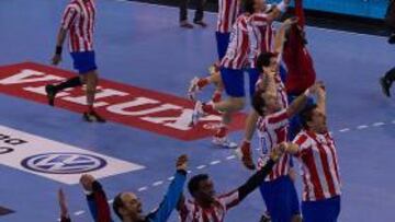 <b>DELIRIO. </b>Los rojiblancos celebran con su afición el triunfo de ayer.