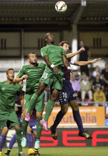 El delantero del Eibar Mikel Arruabarrena (d) lucha un balón con el centrocampista senegalés del Levante Pape Diop (d).