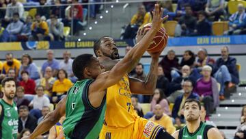 GRA226. LAS PALMAS DE GRAN CANARIA, 30/12/2016.- El base del Herbalife Gran Canaria Bo McCalebb (c) entra a canasta ante Terry Smith (i), del Divina Seguros Joventud, durante el partido de la Liga ACB que están disputando esta noche en el Gran Canaria Arena de Las Palmas de Gran Canaria Arena. EFE/Elvira Urquijo A.