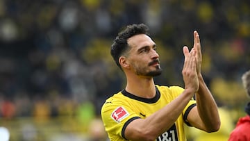 Dortmund's German defender #15 Mats Hummels celebrates after the end of the German first division Bundesliga football match between Borussia Dortmund and VfL Wolfsburg in Dortmund, western Germany, on September 23, 2023. (Photo by INA FASSBENDER / AFP) / DFL REGULATIONS PROHIBIT ANY USE OF PHOTOGRAPHS AS IMAGE SEQUENCES AND/OR QUASI-VIDEO