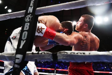 El boxeador mexicano Santos Saúl Álvarez Barragán, más conocido como 'El Canelo', ganó el WBA Regular del supermedio tras derrotar a Rocky Fielding y tumbarlo cuatro veces.