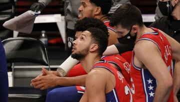 Ben Simmons, en el banquillo durante el Nets-Sixers.