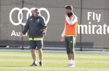 Rafa Benítez conversa con Sergio Ramos.