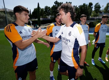 Raúl saluda a Loren Aguado al inicio de la pretemporada castillista. 