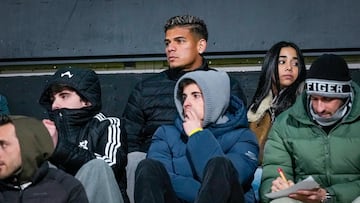 Cedeño ve el Albacete-Cádiz desde la grada del Carlos Belmonte. Foto Josema Moreno