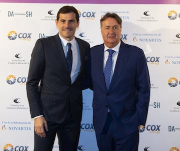 Iker Casilla con el doctor ?ngel Mart¨ªn, presidente de la Fundaci¨®n Cl¨ªnica Menorca.