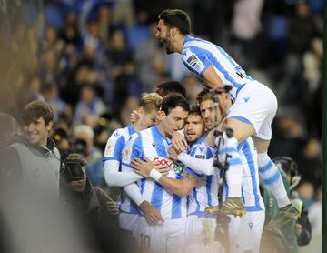 El equipo donostiarra es conocido como 'txuri-urdin', que en euskera significa azul y blanco, en alusi¨®n a los colores que luce la zamarra de la Real Sociedad. El origen de su camiseta hay que buscarlo antes incluso de la fundaci¨®n de la Real Sociedad en 1909, cuando el San Sebasti¨¢n Foot-Ball Club adopt¨® ya en marzo de 1908 los colores representativos de la bandera de la ciudad en el uniforme, vistiendo pantal¨®n azul y camisa blanca con las letras SS bordadas en azul.