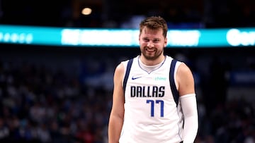 Luka Doncic, base de Dallas Mavericks, sonríe durante el partido ante Golden State Warriors.
